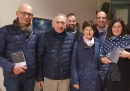 L'autore con gli amministratori comunali Lucia Rosso, Ezio Donadio, Diego Bressi, Paolo Comba e la professoressa Franca Giachino 